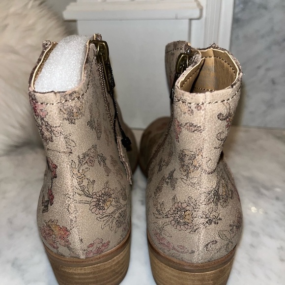 𝅺New! American Rag Floral Taupe Jolene Western Ankle Bootie - Picture 6 of 12